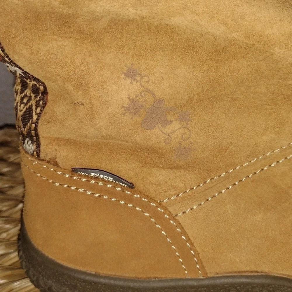 Woman's Cabin Fever Suede Cushe Winter Boots  6
